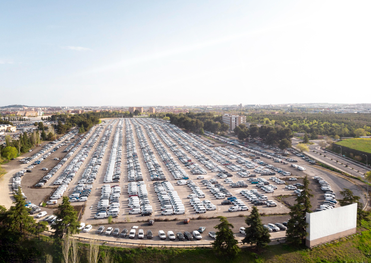 Os pátios das montadoras ficam cheios com a dificuldade em vender os carros