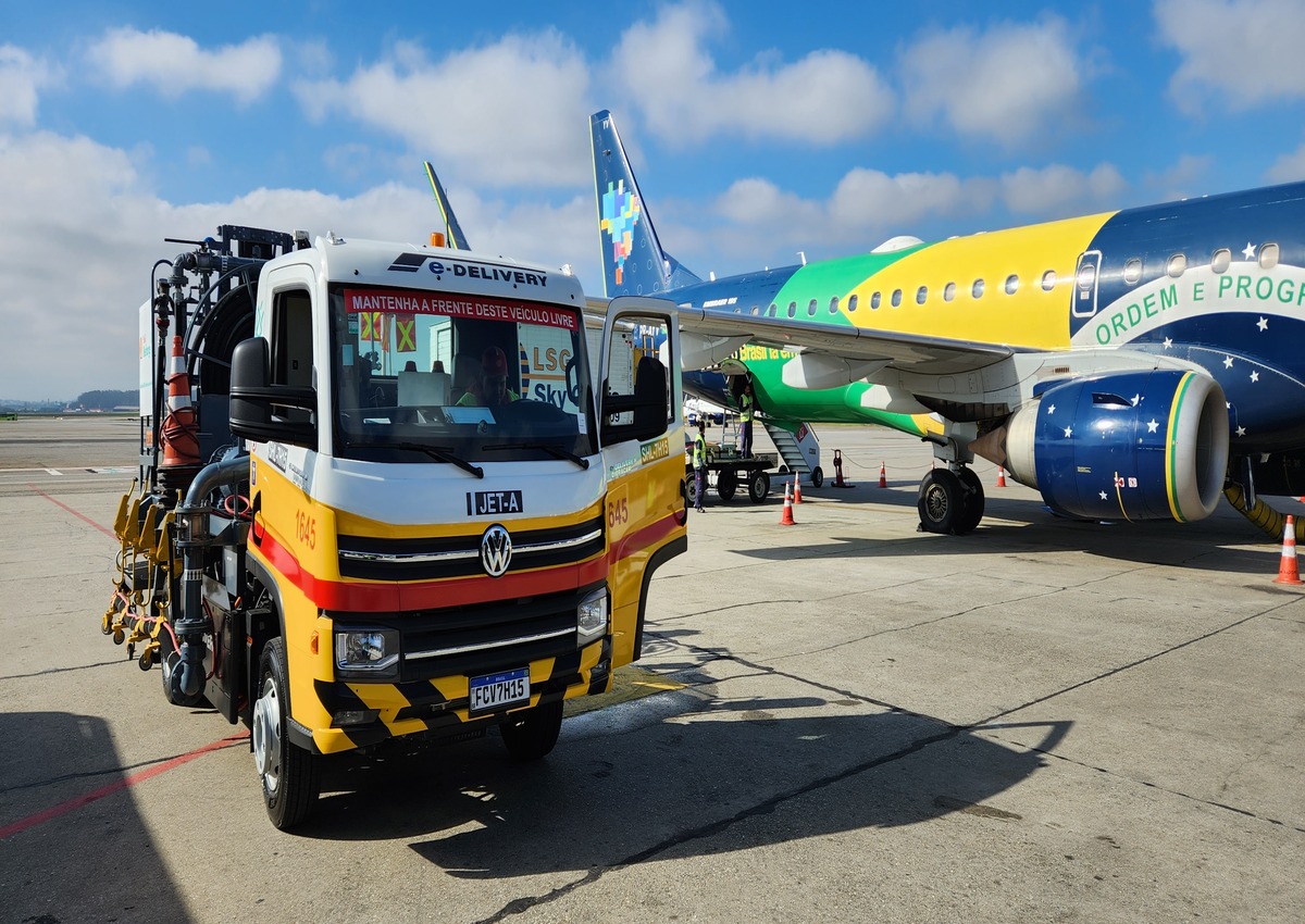 Abastecimento de aeronaves com caminhão elétrico