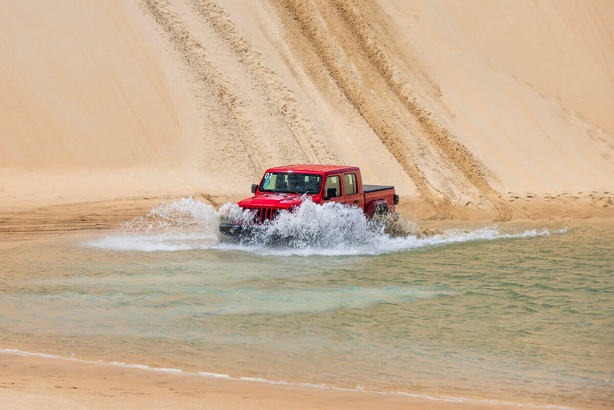 Picape Jeep Gladiator dominou dunas e terrenos alagados