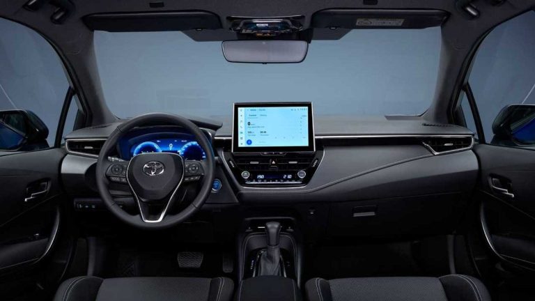 Sedã híbrido da Toyota faz 17,5 km/l e parte de R$ 121.990 no mercado de usados