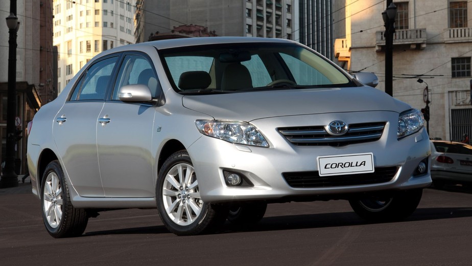 O Toyota Corolla XEi 2013, apesar de seu 10 anos de idade, ainda é um sedan super atraente para diversos motoristas 