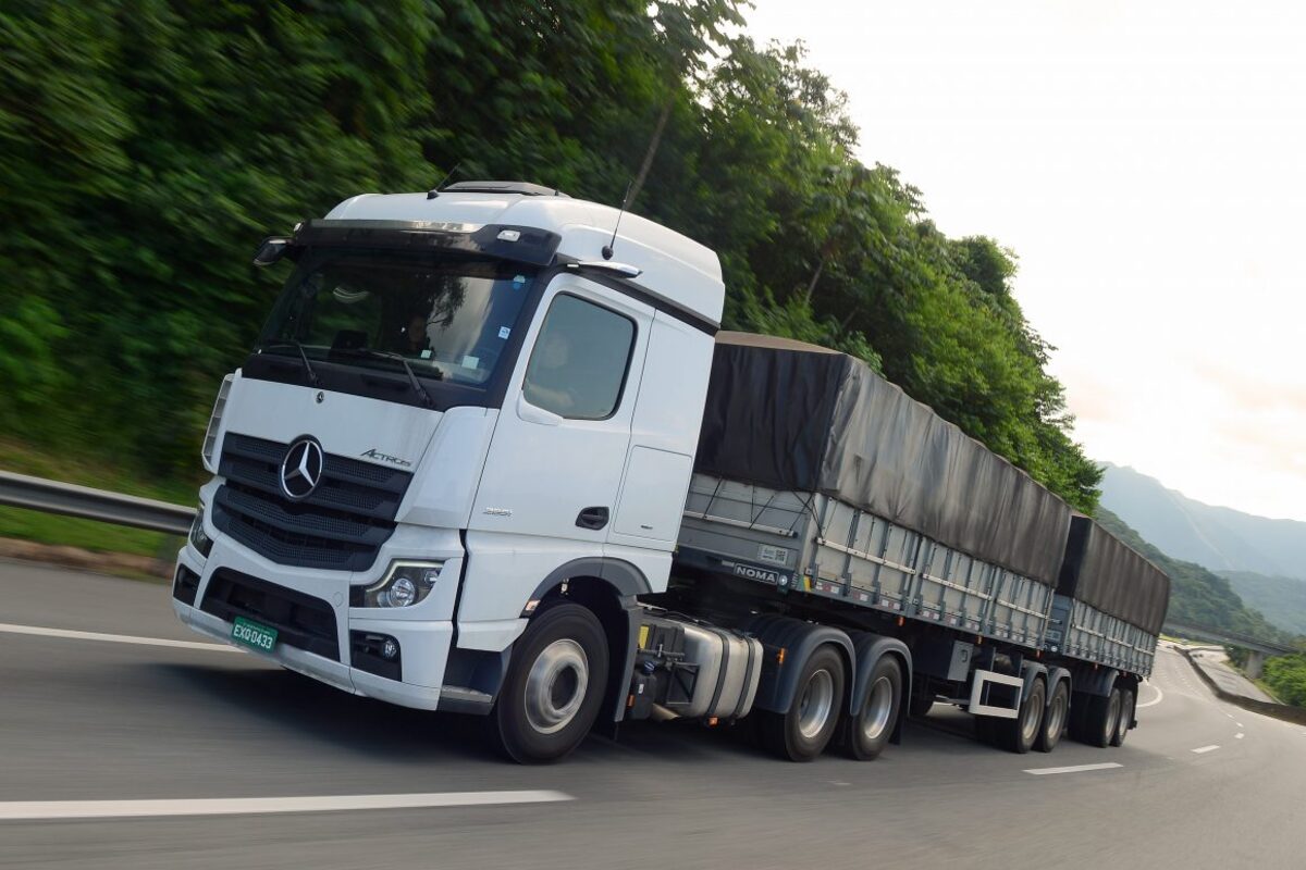 A categoria E da CNH autoriza a direção de caminhões e máquinas acima de 6 toneladas