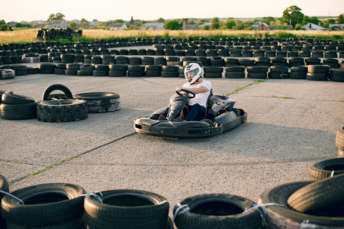 Pilotar um kart pode ser uma experiência emocionante e levar o paizão de volta à infância!