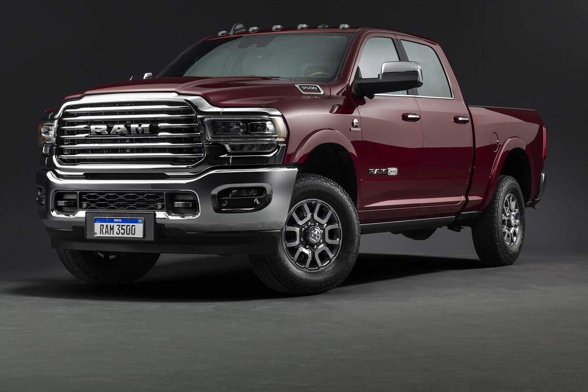 A Ram 3500 é um titã. Todo carro parece pequeno perto dele! 