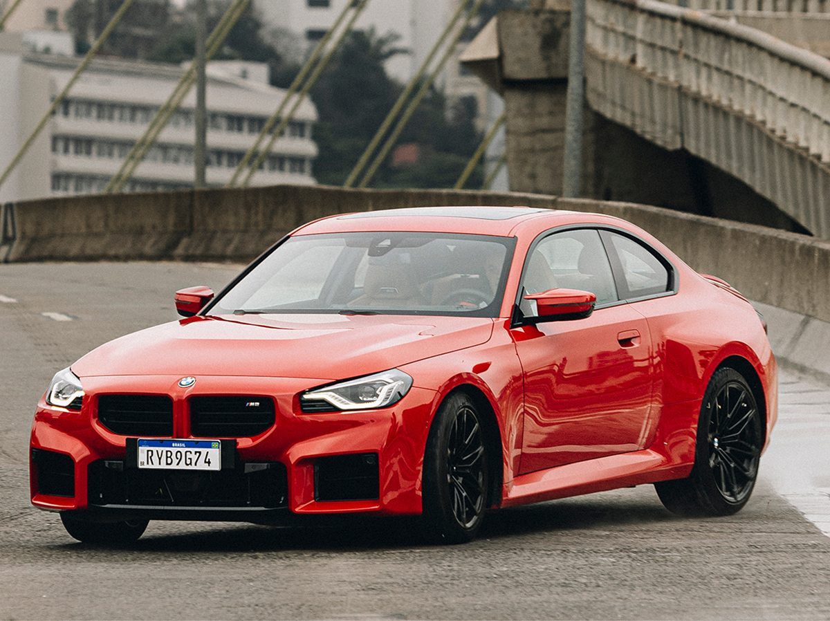 BMW para cidade de São Paulo para anunciar o esportivo M2 em vídeo emocionante