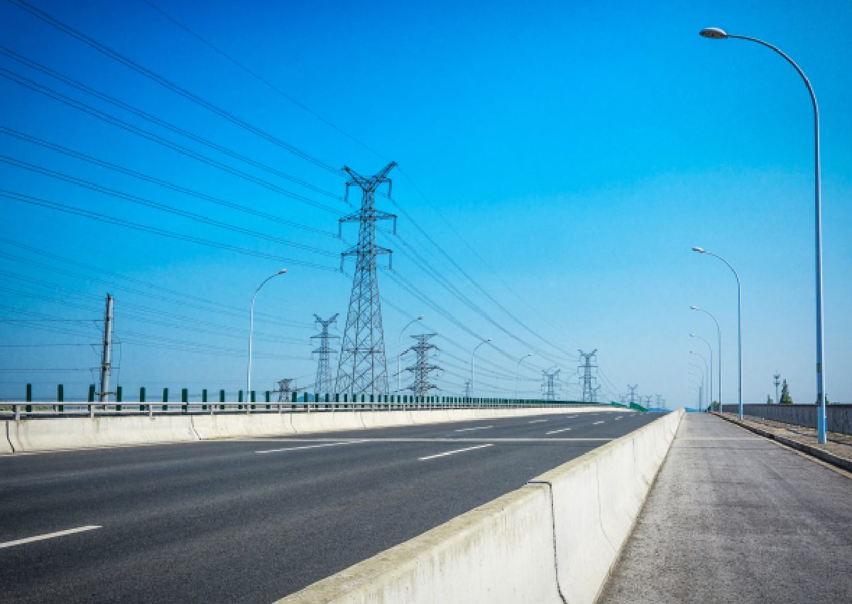 Estradas elétricas já existem? Saibam como elas são capazes de carregar um carro