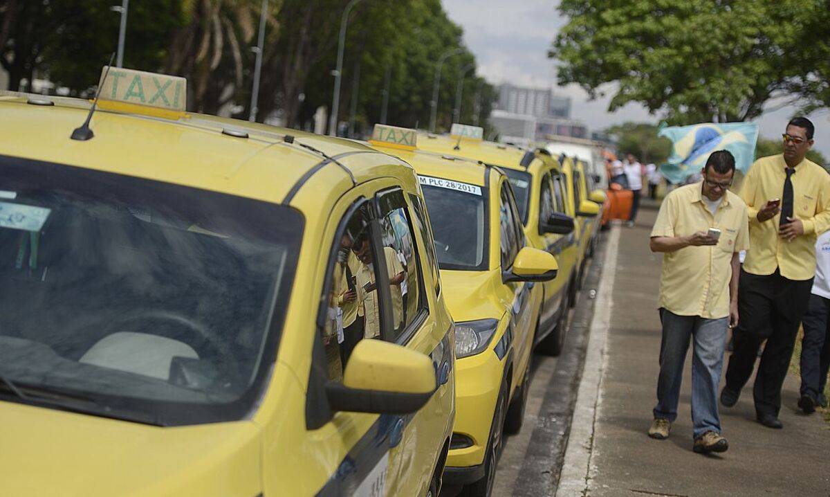 Taxistas, motoristas de ônibus, ambulâncias e outras categorias podem se inscrever