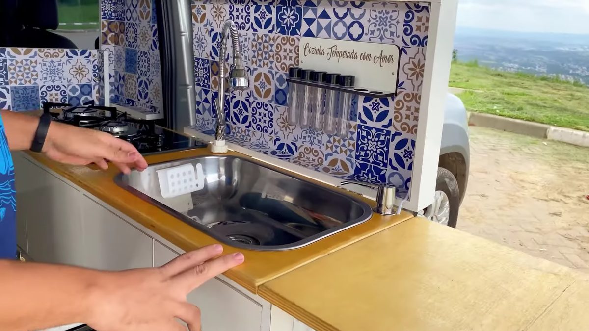 Cozinha completa cabe também dentro de uma Doblo