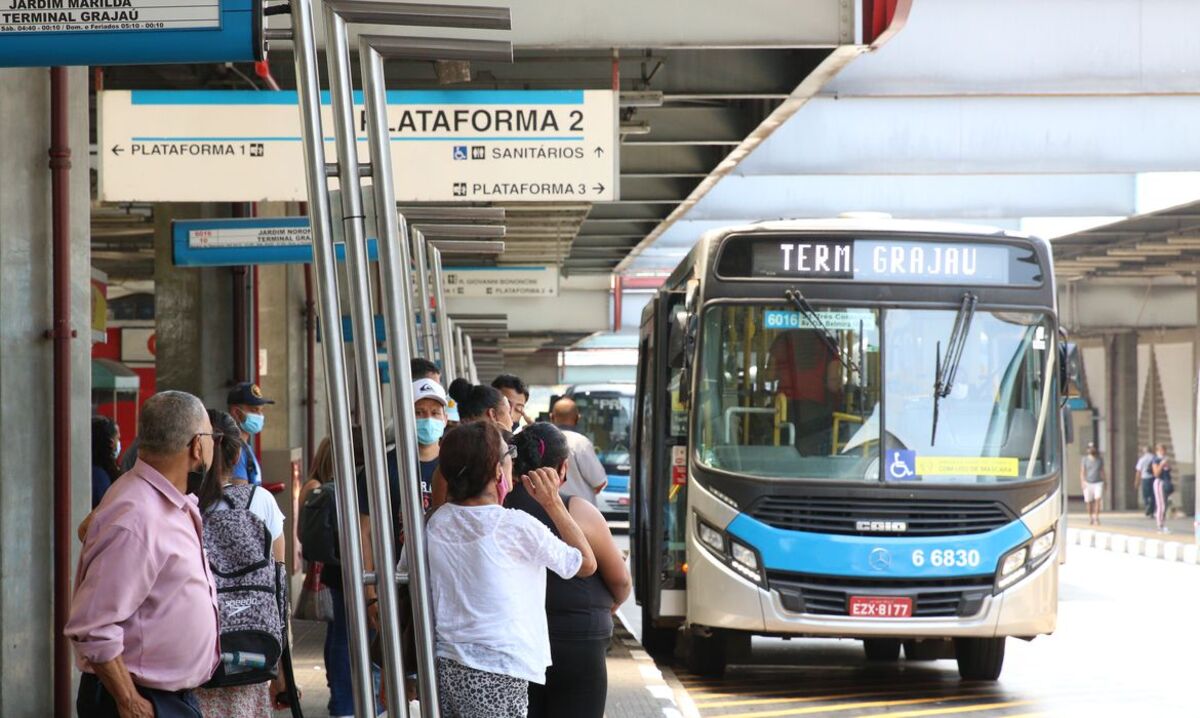 A CNH categoria D permite ao motorista dirigir veículos como ônibus, vans e micro-ônibus.