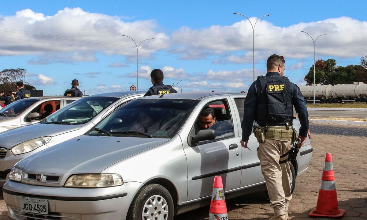 O motorista pego com CNH falsa responderá legalmente de diversas maneiras 