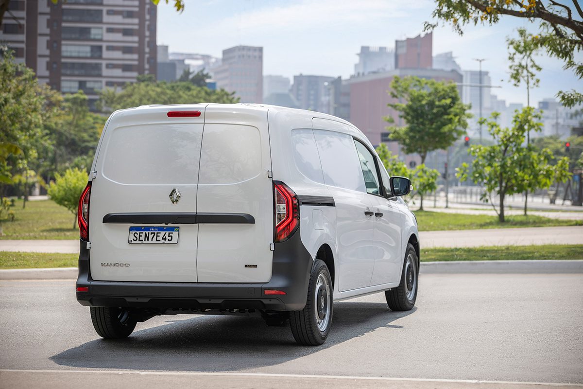 Renault Kangoo 100% elétrico ganha nova versão por quase R$ 260 mil