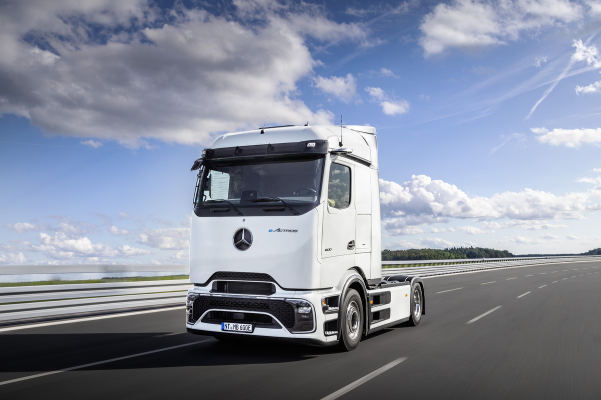 Caminhão da Mercedes revoluciona o setor com alcance de 1.000 km por dia