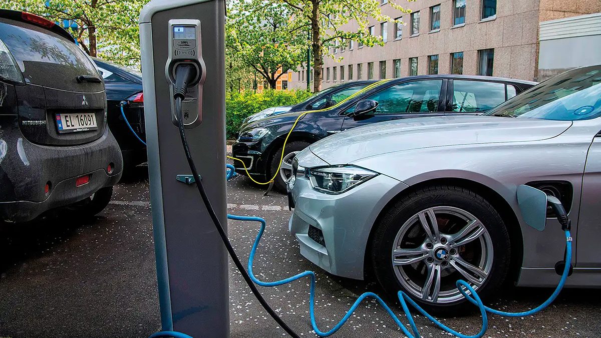 Pesquisa aponta que prazo para adoção de carros elétricos é inatingível