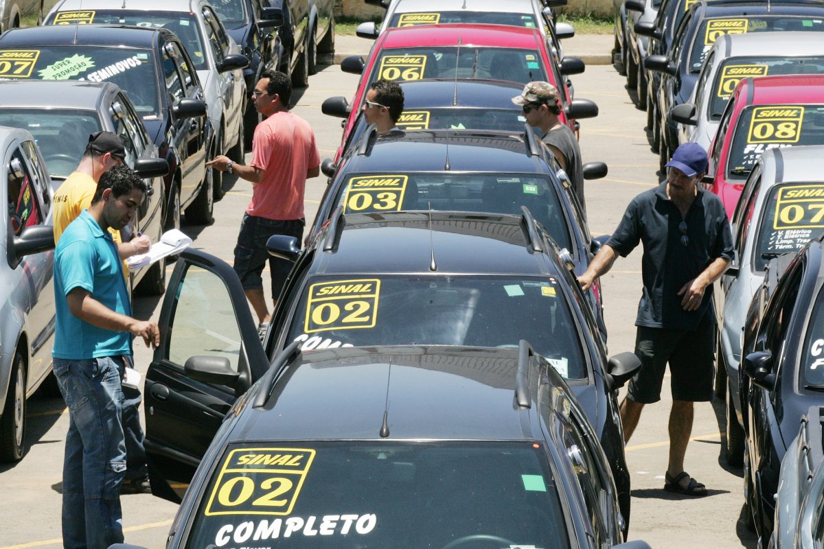 Venda de carros usados cresce em outubro e populares lideram