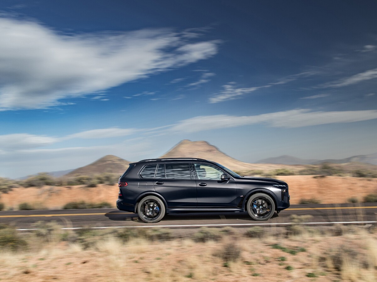 Carro BMW X7 M601 visto de lado correndo em uma estrada