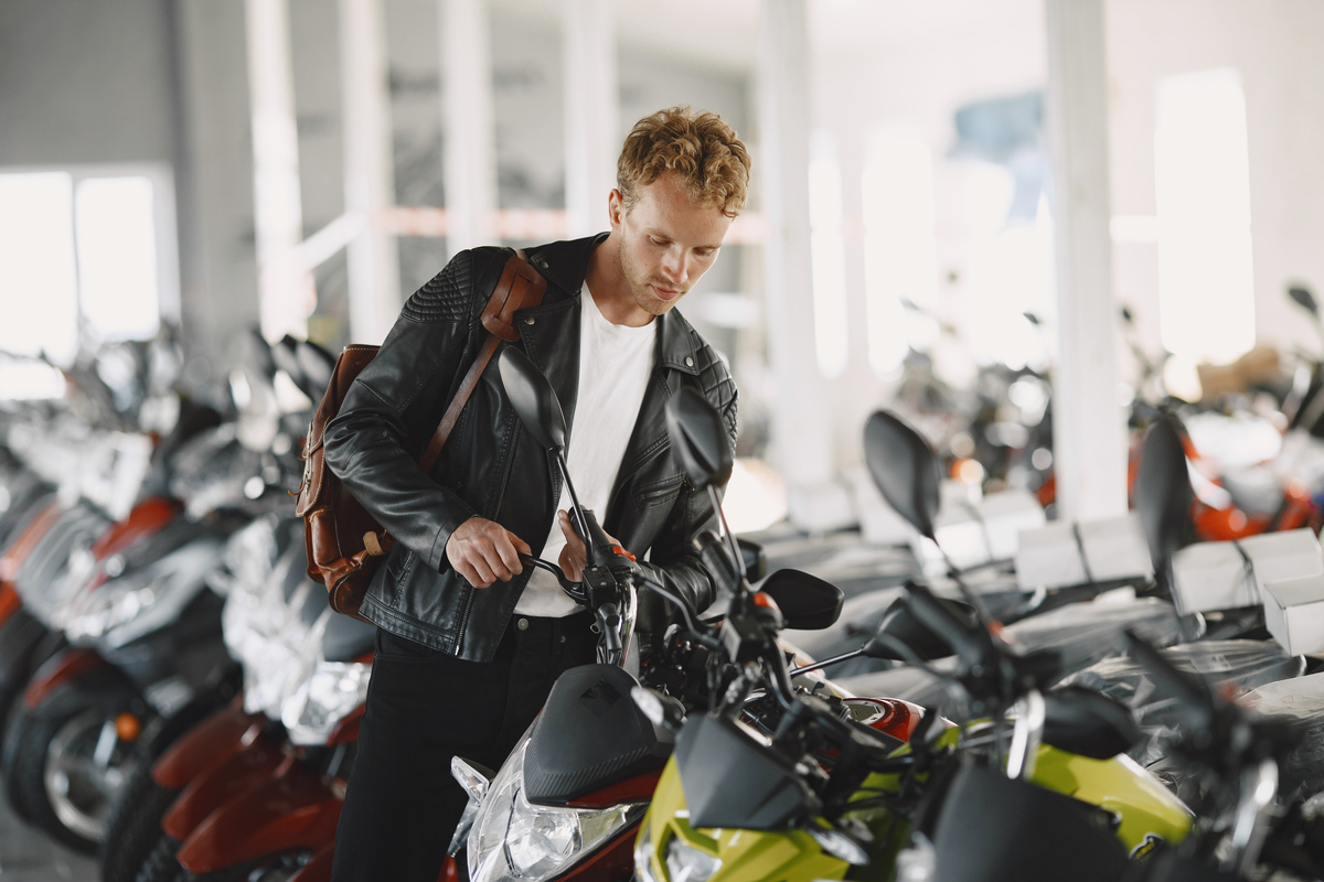 Homem observa moto à venda