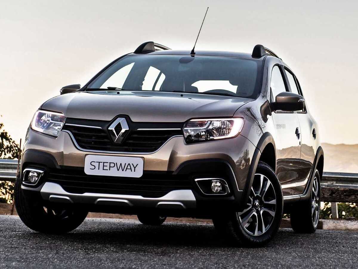 Carro Renault Stepway visto de frente em uma pista pavimentada