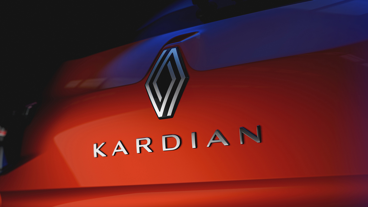 Close na logo do Renault Kardian vermelho