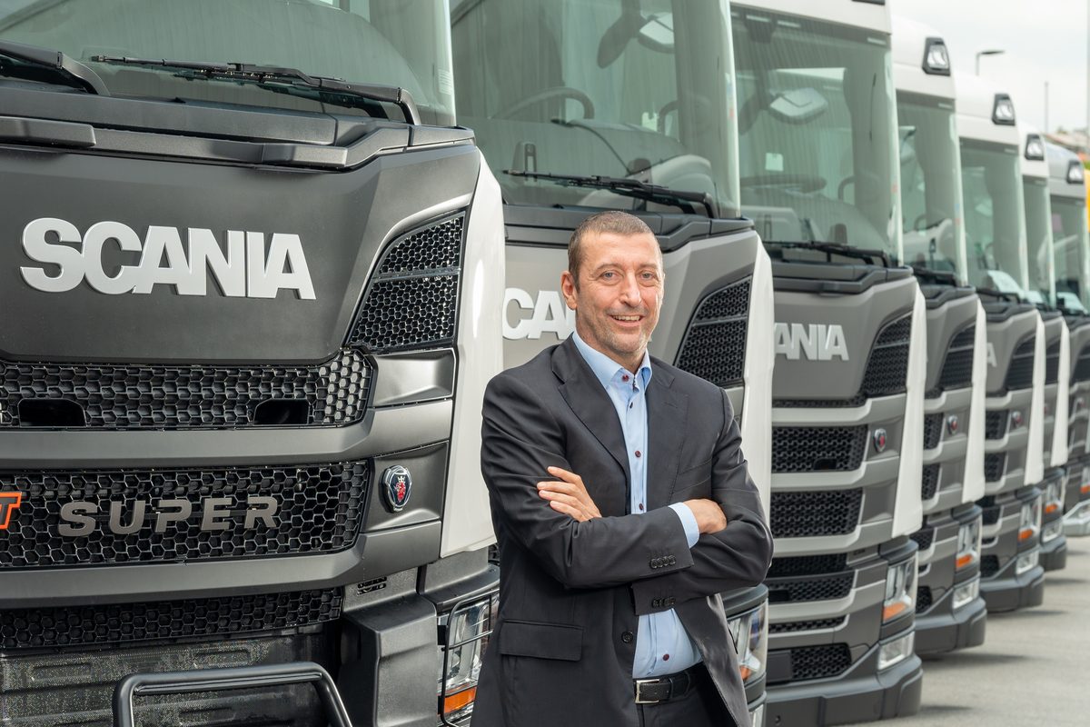 Presidente e CEO da Scania Operações Comerciais Brasil, Simone Montagna, posa ao lado dos caminhões 500 R 6x4 Super