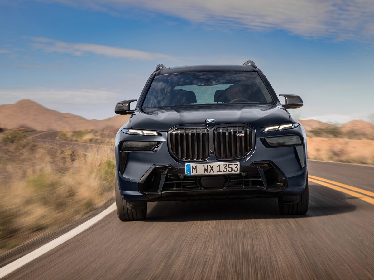 Carro BMW X7 vista de frente