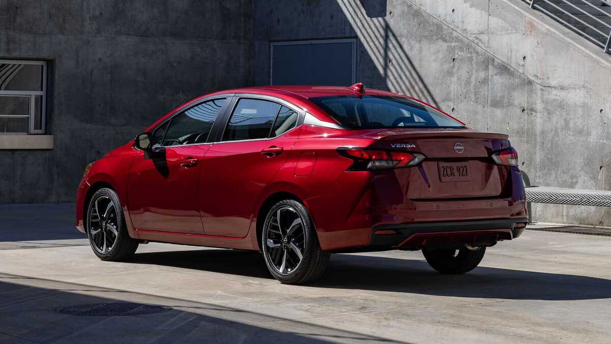 Carro sedã Nissan Versa 2024 vista de trás