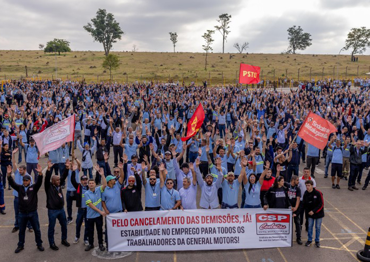 Trabalhadores da GM reunidos