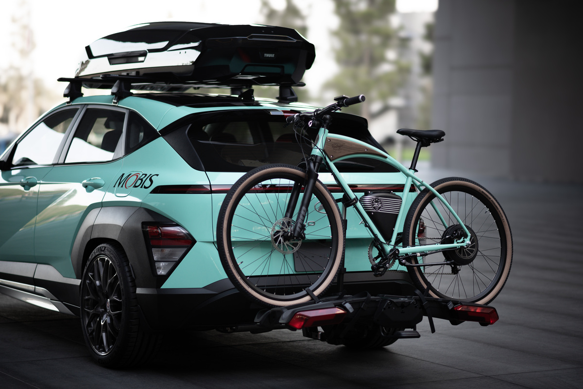 Carro SUV Hyundai Kona Jayde Concept vista de trás, bicicleta elétrica sendo transportada