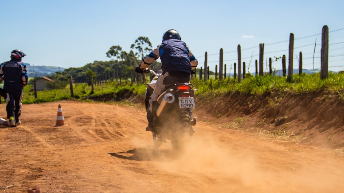 Finalize 2023 com um curso de pilotagem de motos da BMW, saiba como