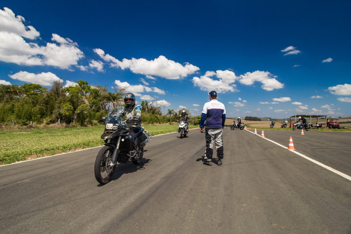 Finalize 2023 com um curso de pilotagem de motos da BMW, saiba como