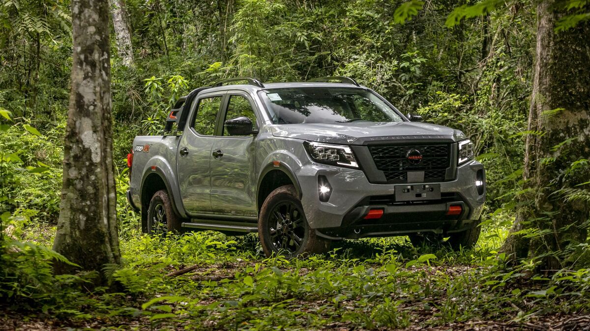 Carro picape Nissan Frontier em meio à mata