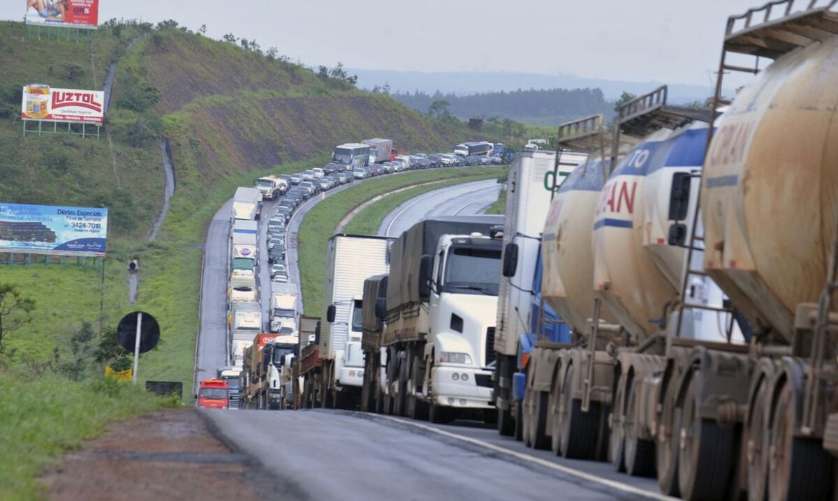 Rodovia Anchieta repleta de caminhões