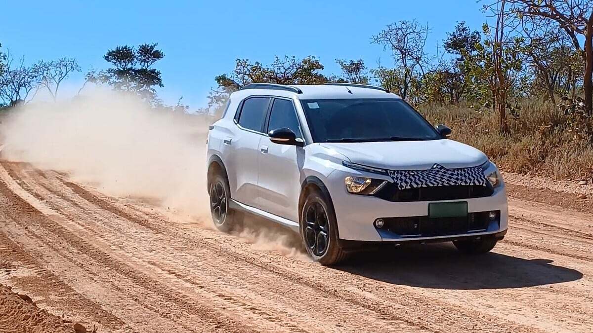 Carro SUV novo Citroën C3 Aircross em estrada de terra 