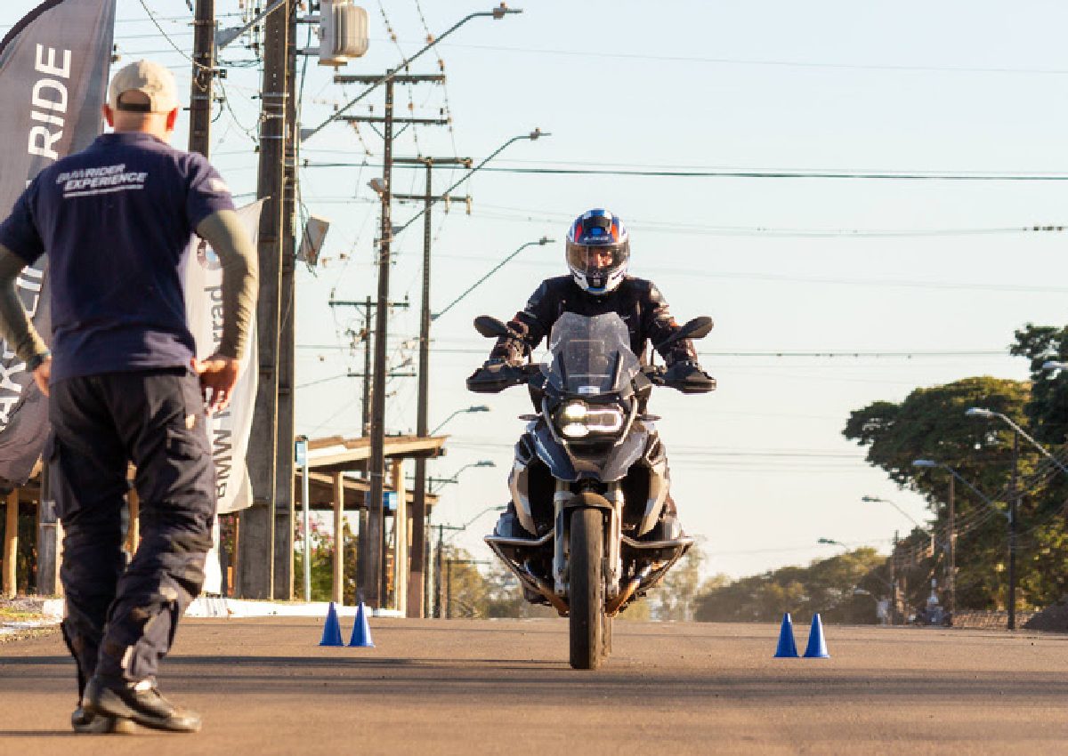 Finalize 2023 com um curso de pilotagem de motos da BMW, saiba como