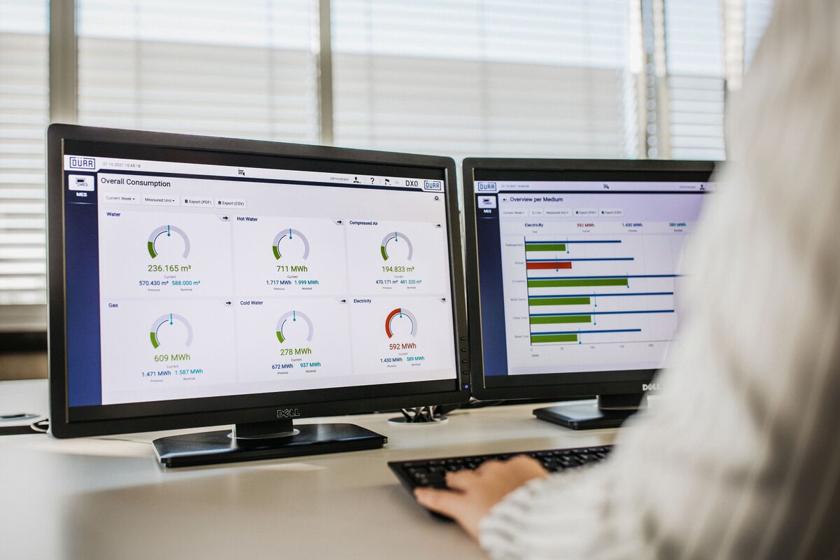 Monitores de computador com software aberto