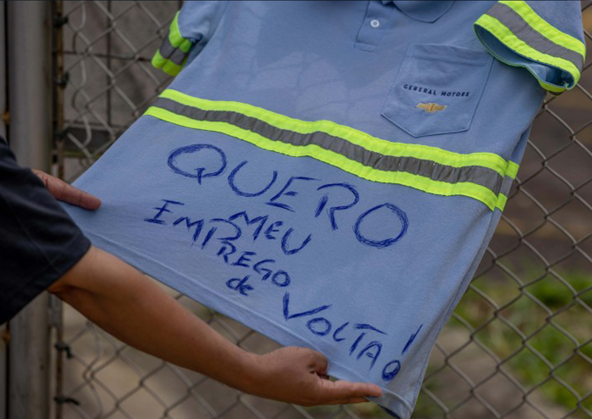 Protestos em frente à fábrica contra a demissão o corte dos 800 funcionários. Greve continua - Foto: Sind Metal SJC 