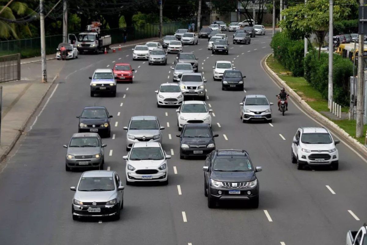 Carros em uma rua de salvador (Foto: Jefferson Peixoto/Secom-BA)