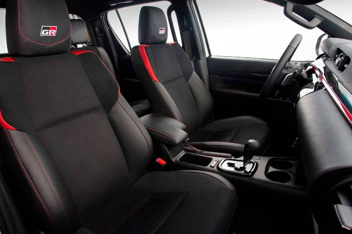 Interior da versão GR-Sport (Foto: Divulgação/Toyota)