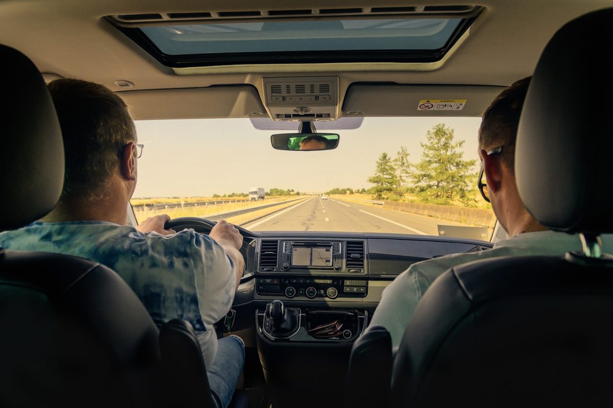 Revelamos o melhor horário para viajar de carro