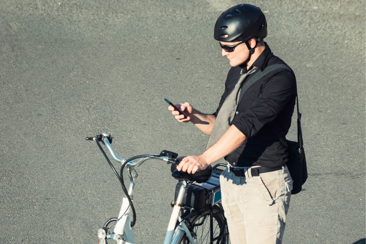 Uso de capacete é essencial para andar de bike elétrica - Foto: reprodução/internet