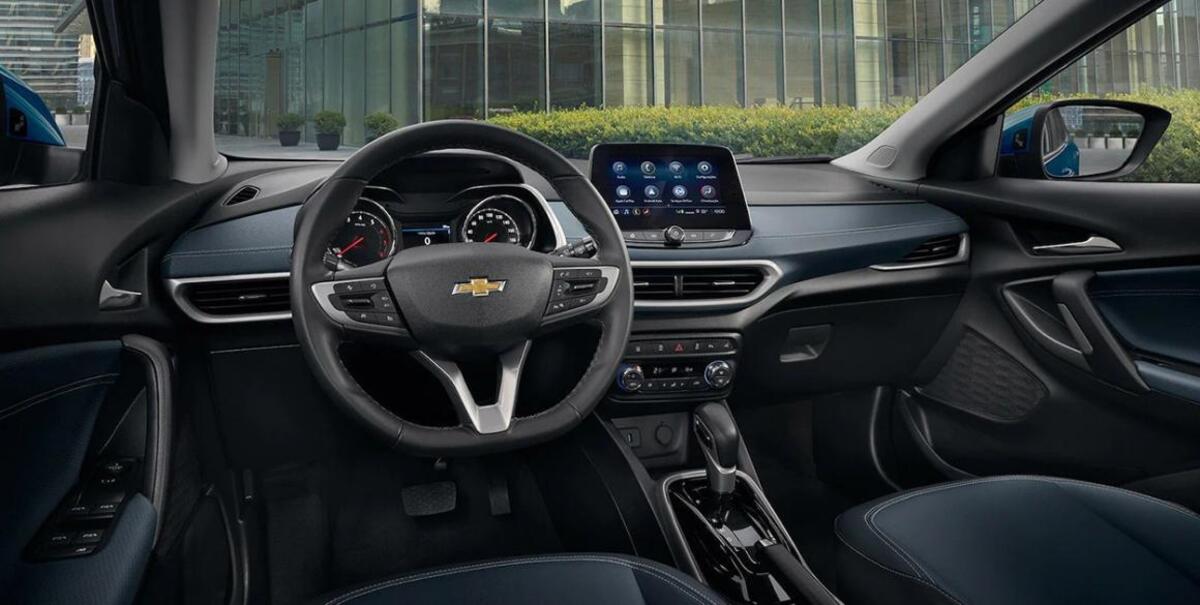 Interior do carro SUV Chevrolet Tracker Turbo