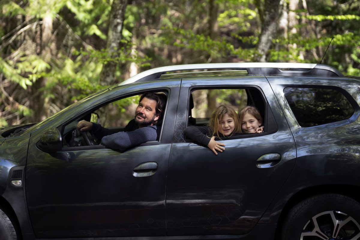 Casais dão dicas para viajar com 3 crianças no carro e motivam: é possível