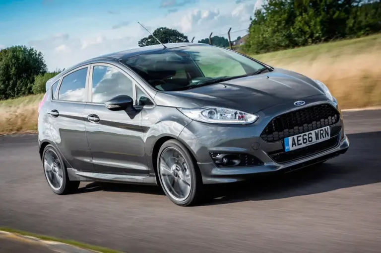 Ford Fiesta na cor cinza chumbo, andando na estrada