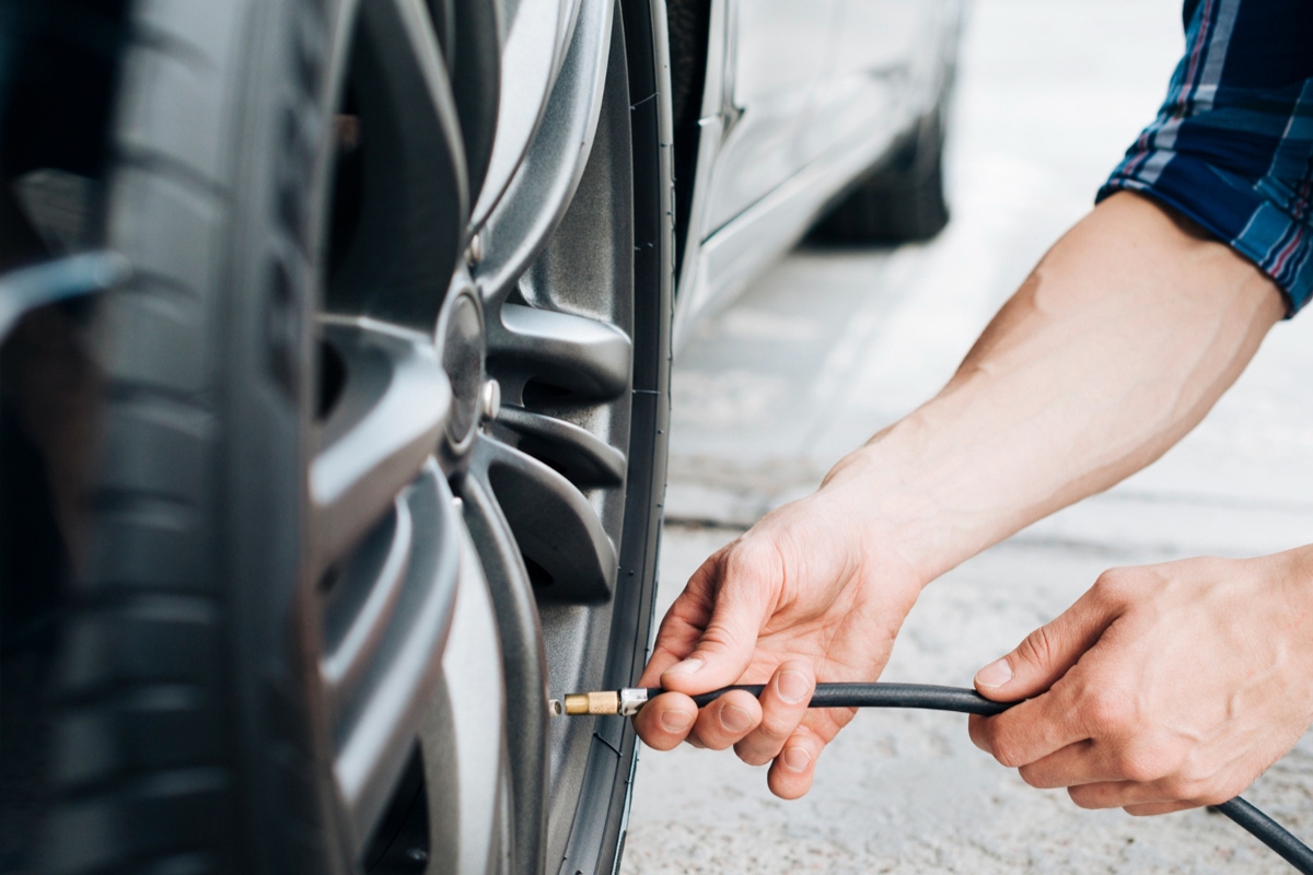 Como calibrar o pneu do carro em 8 passos