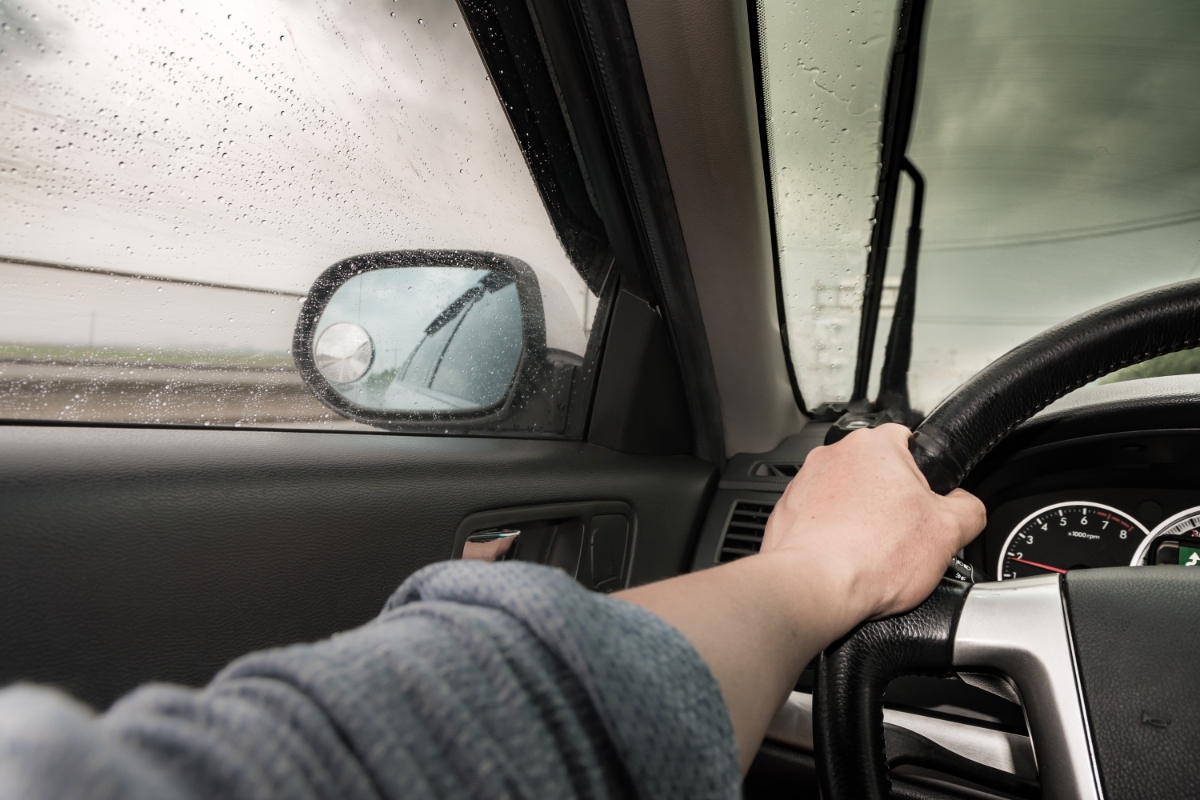 Final de ano com tempestade: dicas para dirigir com segurança na chuva