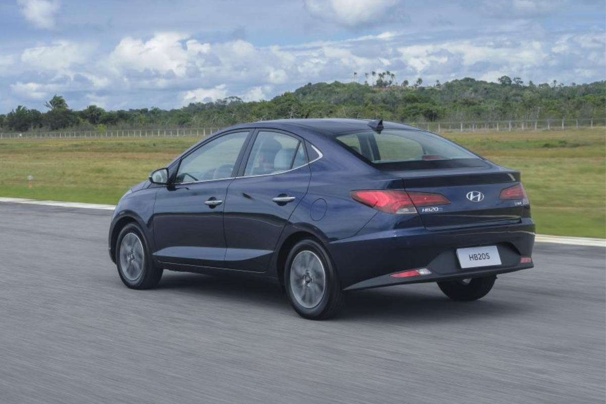 Hyundai HB20S pode ser boa opção para viajar com conforto e economia - (Foto: Divulgação/Hyundai)