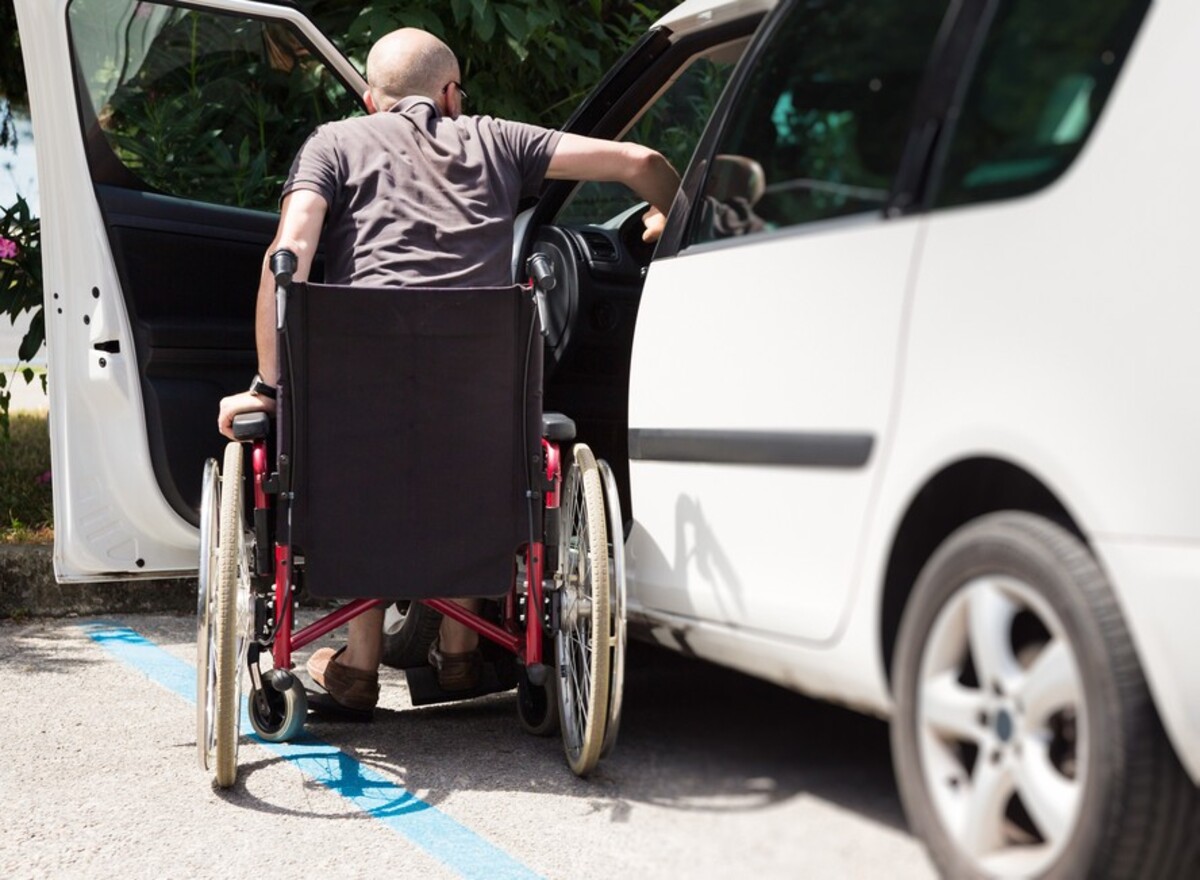 Cadeirante entrando em carro