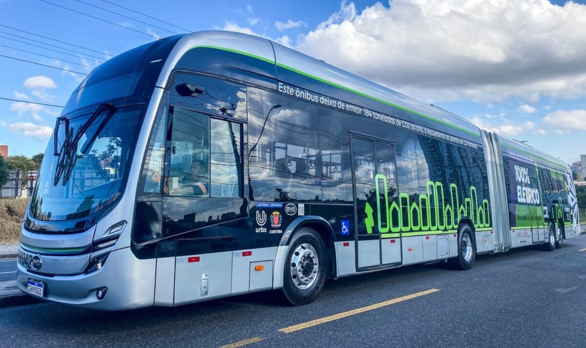 Curitibanos se surpreendem com ônibus biarticulados da BYD: veja os diferenciais