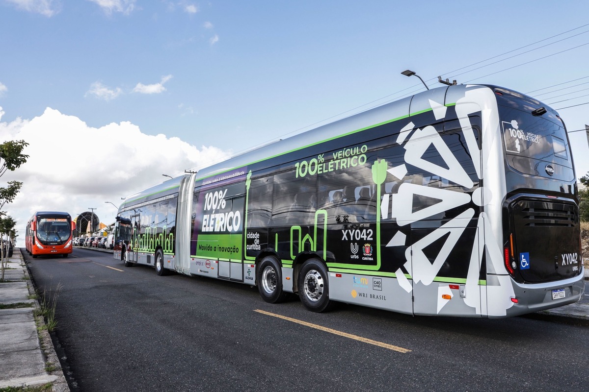 Ônibus elétrico articulado BYD D11B