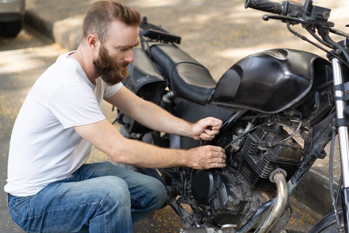 Ano novo na praia: o que revisar na sua moto para pegar a estrada