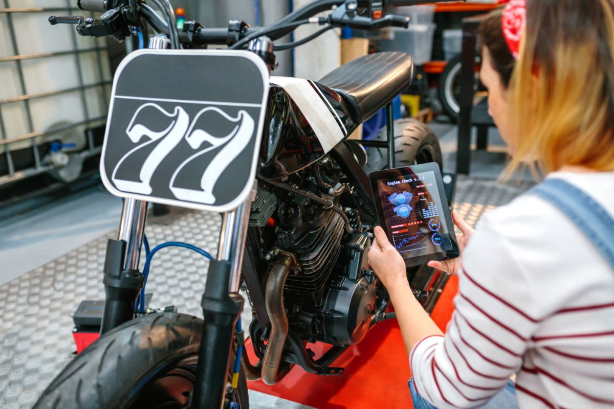 Revisão da moto é essencial para aumentar a segurança na pista - Foto: reprodução/internet